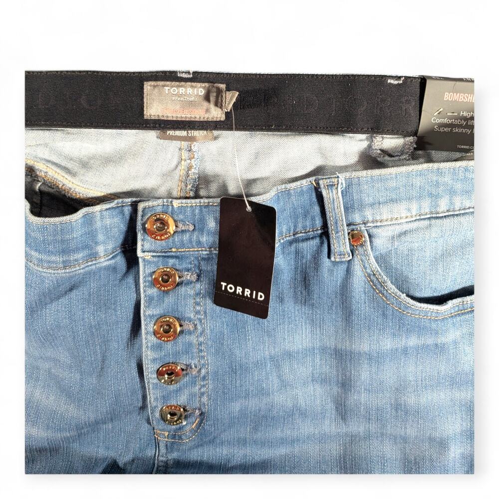 Torrid Bombshell Skinny Jeans 28R NWT Button Fly Light Wash Distressed Plus Size - Picture 5 of 9
